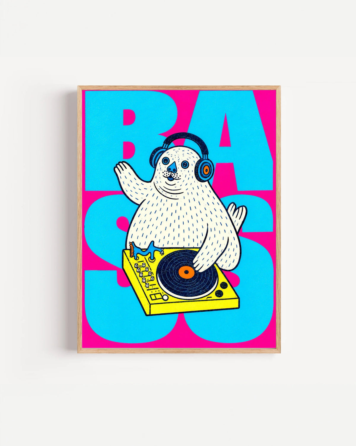 Poster Animali da Disco – Tricheco in cornice rovere: un tricheco bianco con le cuffie che mixa su una consolle gialla.