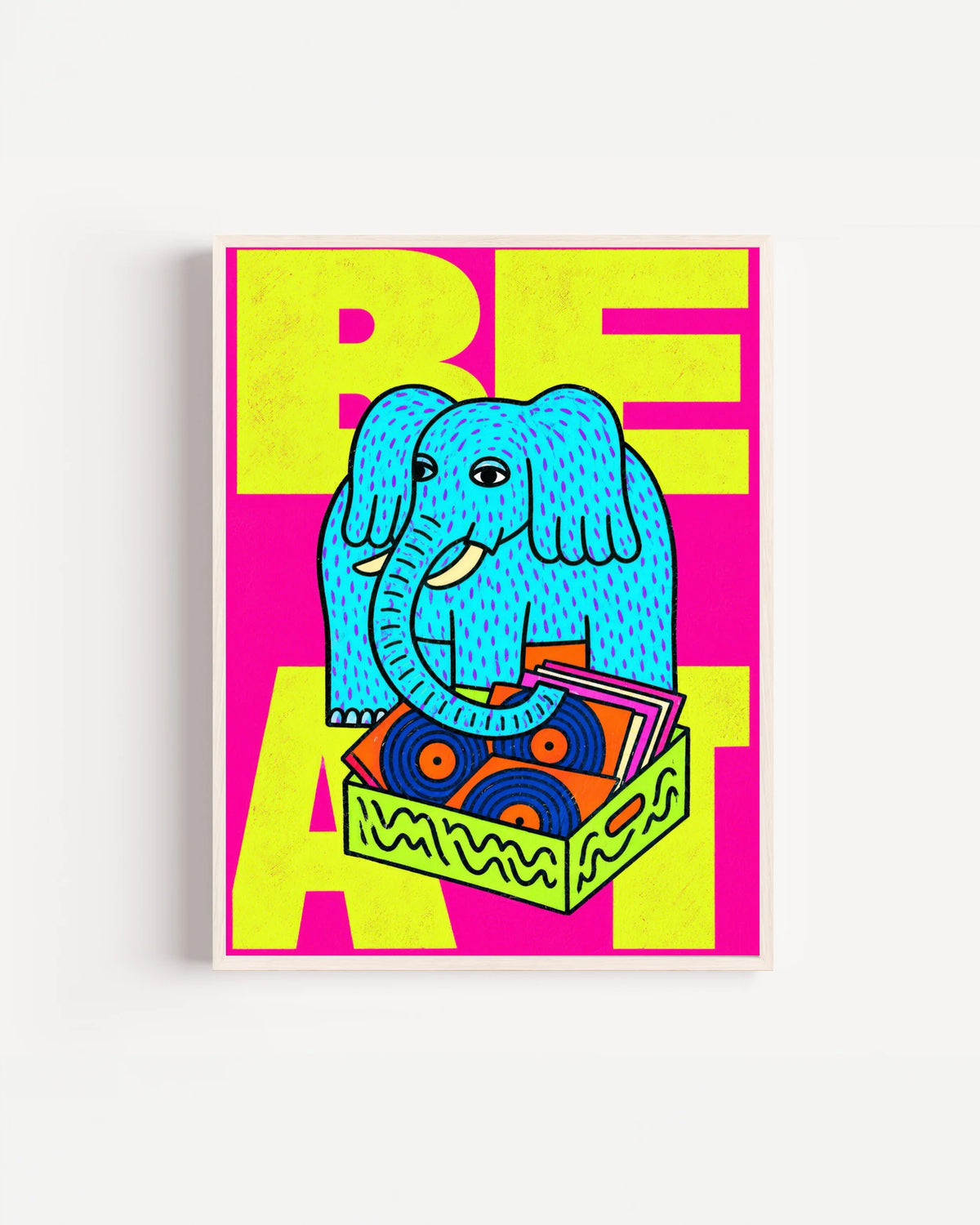 Poster Animali da Disco – Elefante in cornice bianca: un elefante azzurro seduto su una cassa piena di dischi.