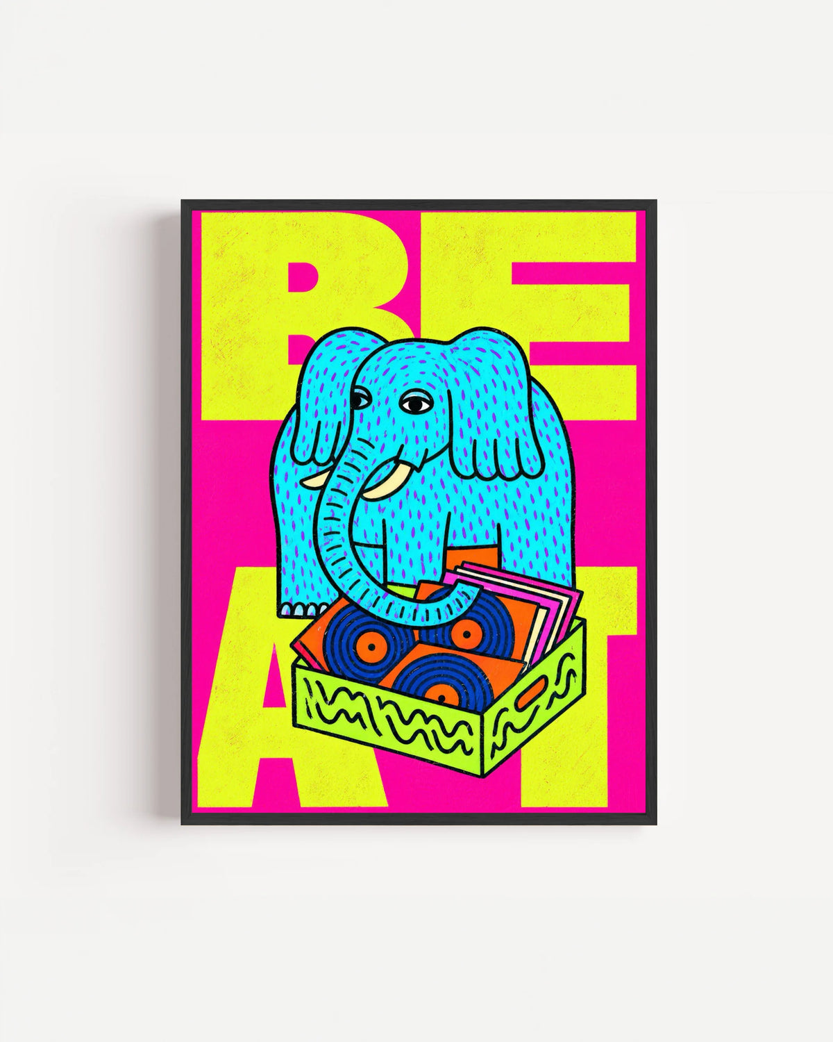 Poster Animali da Disco – Elefante in cornice nera: un elefante azzurro seduto su una cassa piena di dischi.