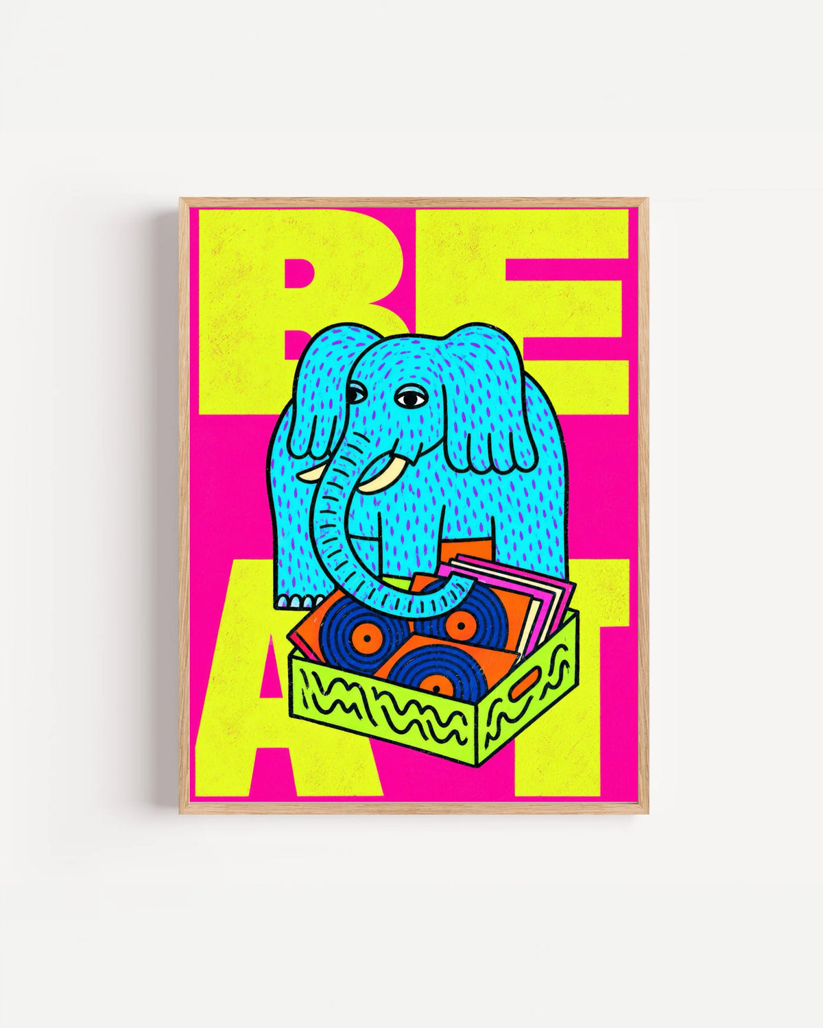 Poster Animali da Disco – Elefante in cornice rovere: un elefante azzurro seduto su una cassa piena di dischi.