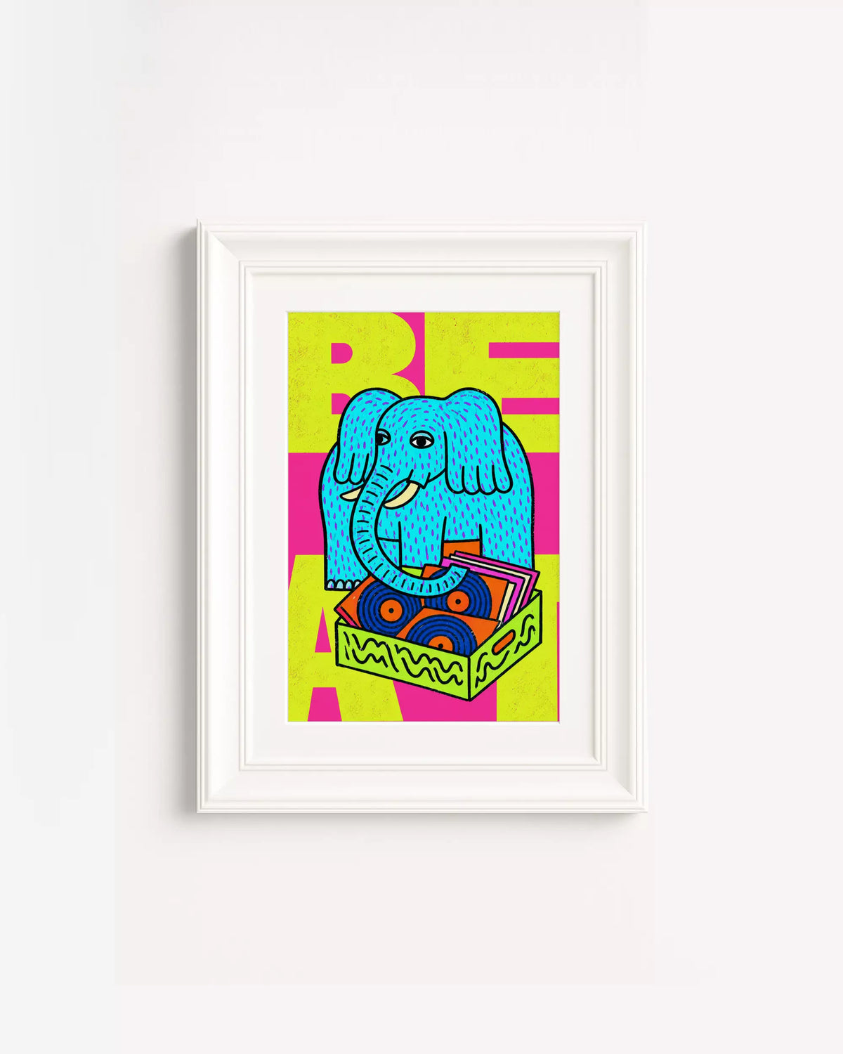 Poster Animali da Disco – Elefante in cornice bianca: un elefante azzurro seduto su una cassa piena di dischi.
