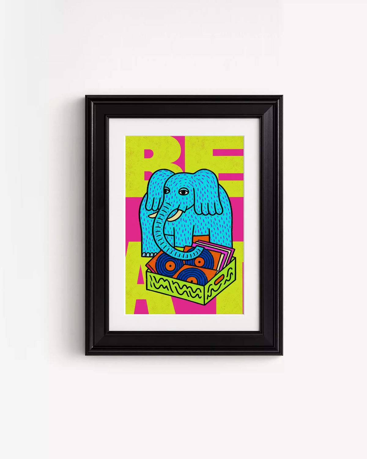 Poster Animali da Disco – Elefante in cornice nera: un elefante azzurro seduto su una cassa piena di dischi.
