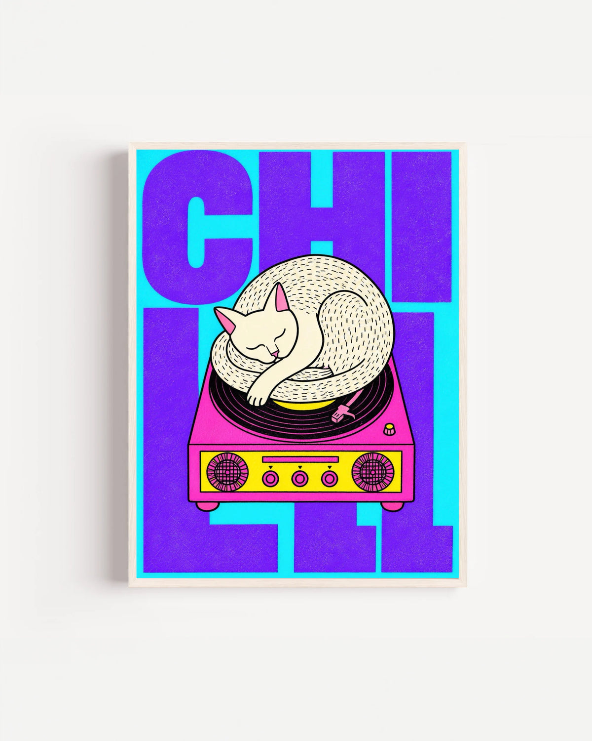 Poster Animali da Disco – Gatto ciano e viola in cornice bianca: un gatto bianco che dorme raggomitolato su un giradischi, su fondo viola e ciano.