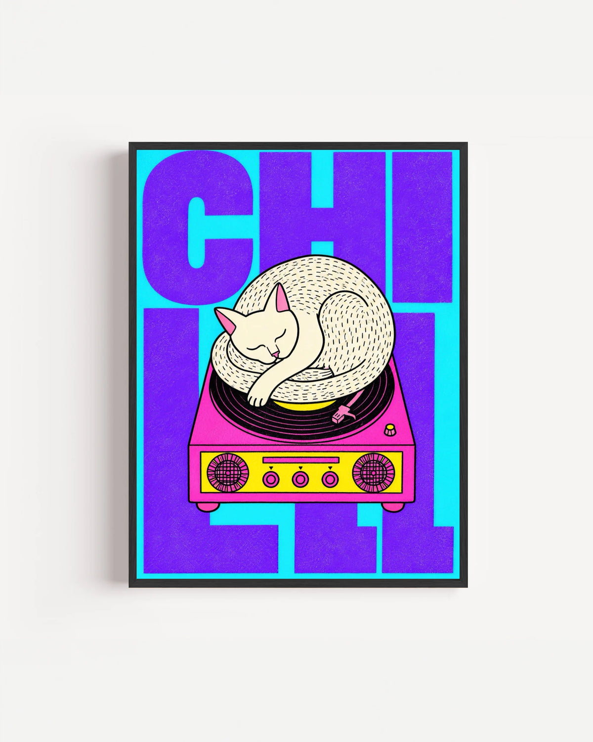 Poster Animali da Disco – Gatto ciano e viola in cornice nera: un gatto bianco che dorme raggomitolato su un giradischi, su fondo viola e ciano.