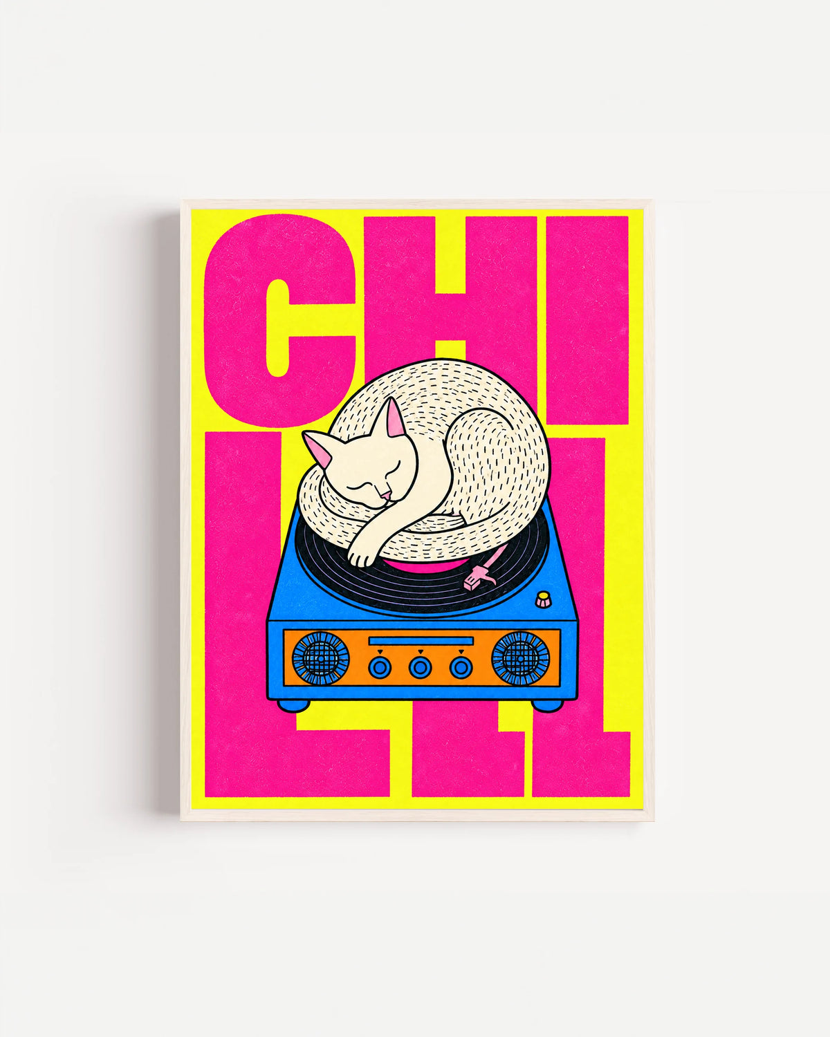 Poster Animali da Disco – Gatto giallo e magenta in cornice bianca: un gatto bianco che dorme raggomitolato su un giradischi, su fondo magenta e giallo.