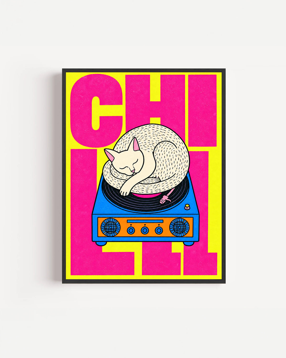 Poster Animali da Disco – Gatto giallo e magenta in cornice nera: un gatto bianco che dorme raggomitolato su un giradischi, su fondo magenta e giallo.