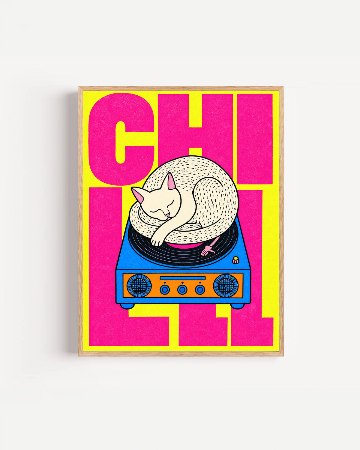 Poster Animali da Disco – Gatto giallo e magenta in cornice rovere: un gatto bianco che dorme raggomitolato su un giradischi, su fondo magenta e giallo.