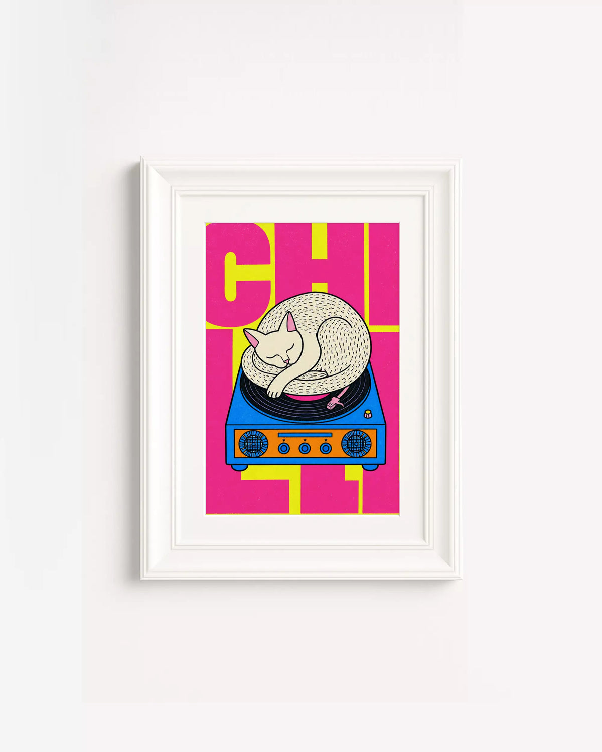 Poster Animali da Disco – Gatto giallo e magenta in cornice bianca: un gatto bianco che dorme raggomitolato su un giradischi, su fondo magenta e giallo.
