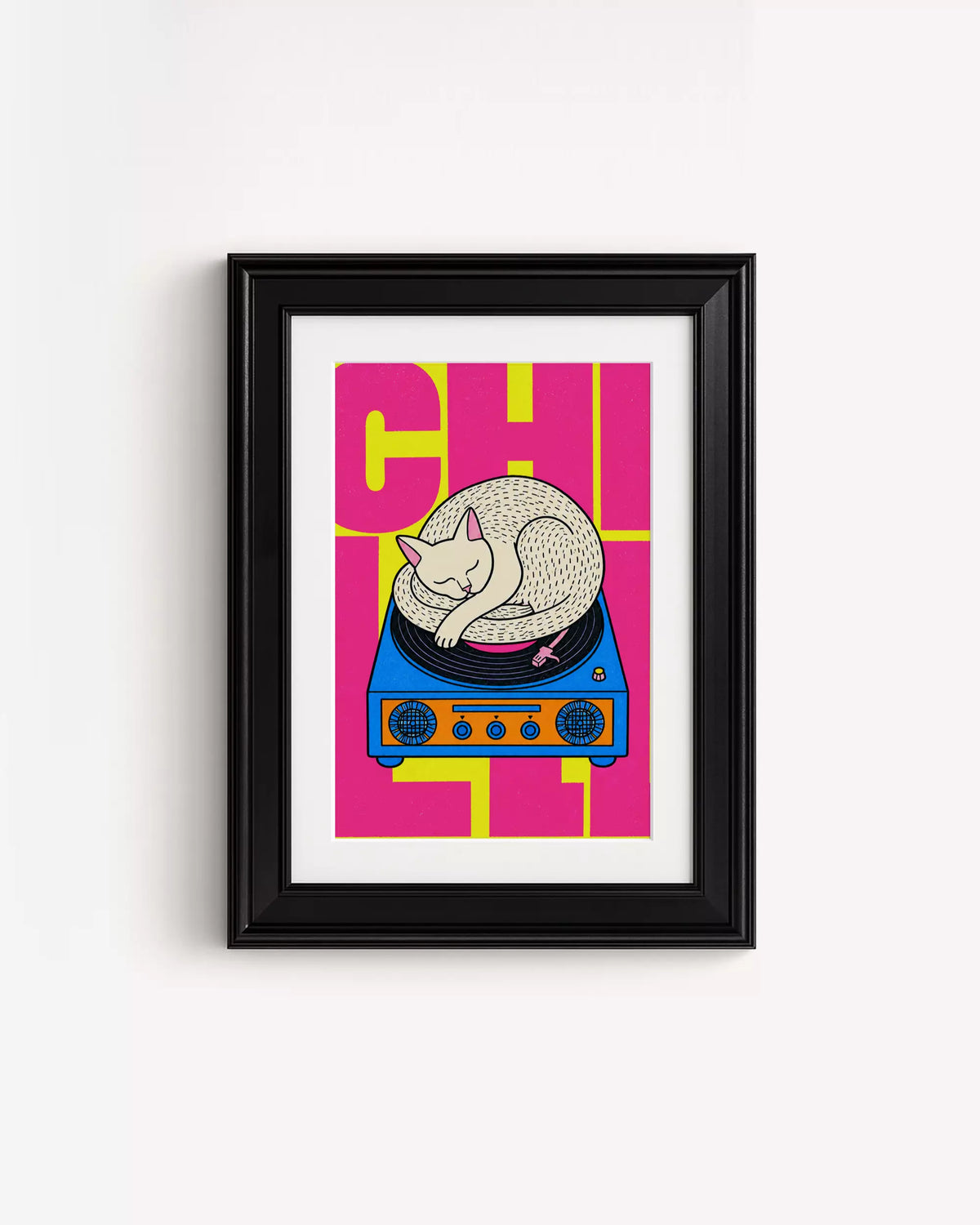 Poster Animali da Disco – Gatto giallo e magenta in cornice nera: un gatto bianco che dorme raggomitolato su un giradischi, su fondo magenta e giallo.