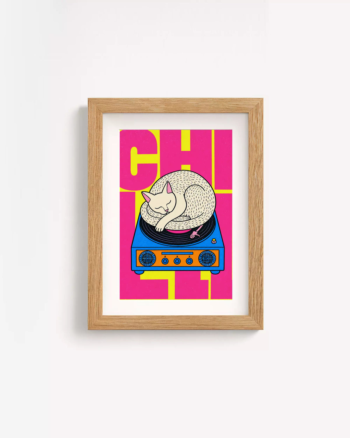 Poster Animali da Disco – Gatto giallo e magenta in cornice rovere: un gatto bianco che dorme raggomitolato su un giradischi, su fondo magenta e giallo.