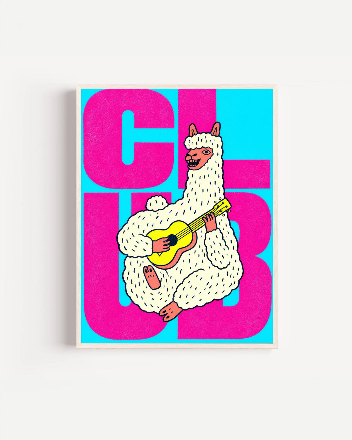 Poster Animali da Disco – Alpaca in cornice bianca: un'alpaca che canta e suona la chitarra, su fondo rosa e ciano.