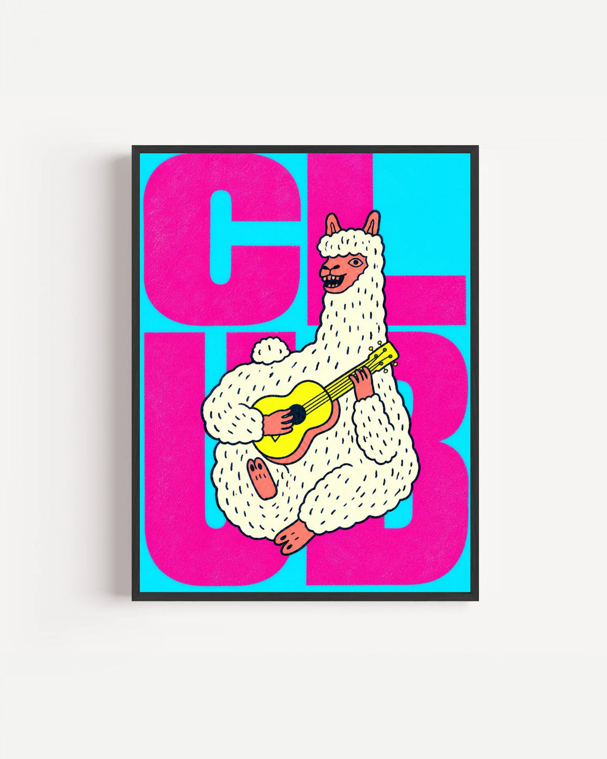 Poster Animali da Disco – Alpaca in cornice nera: un'alpaca che canta e suona la chitarra, su fondo rosa e ciano.