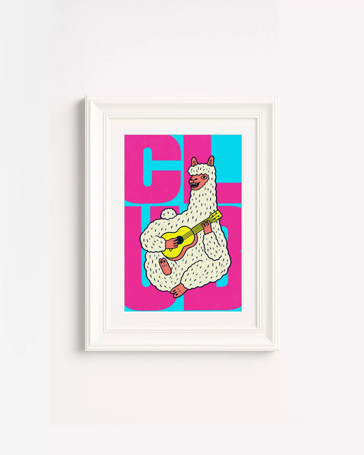 Poster Animali da Disco – Alpaca in cornice bianca: un'alpaca che canta e suona la chitarra, su fondo rosa e ciano.