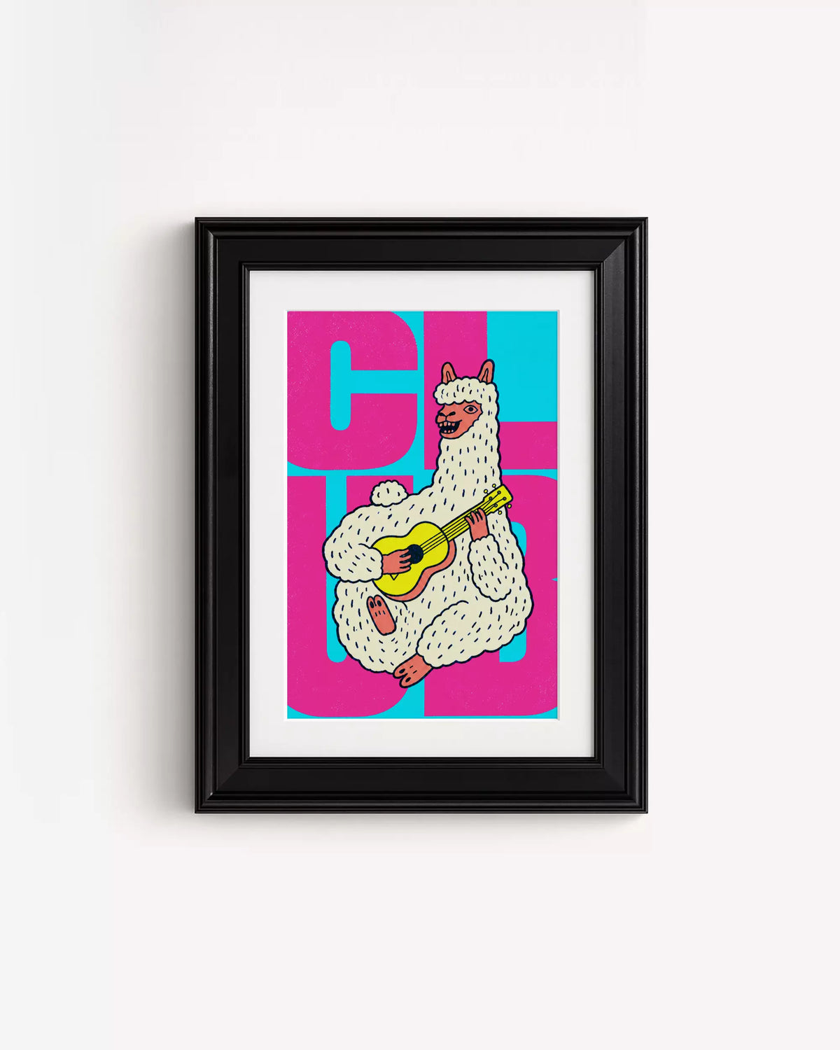 Poster Animali da Disco – Alpaca in cornice nera: un'alpaca che canta e suona la chitarra, su fondo rosa e ciano.
