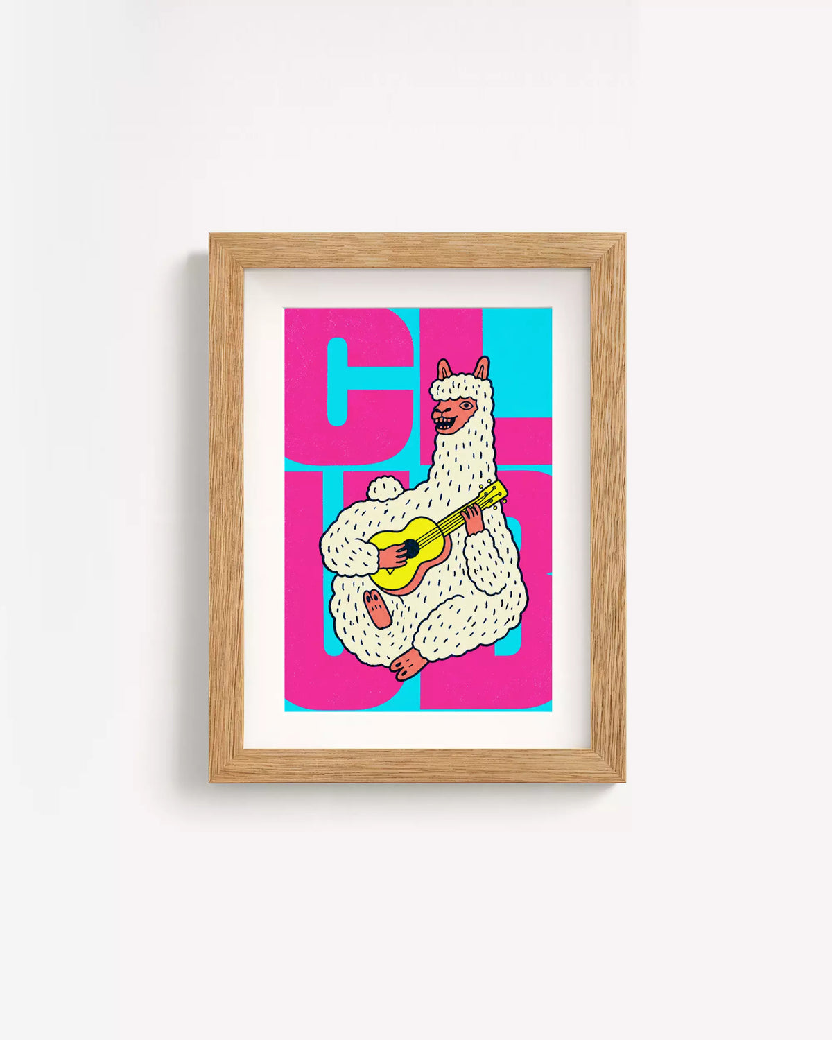 Poster Animali da Disco – Alpaca in cornice rovere: un'alpaca che canta e suona la chitarra, su fondo rosa e ciano.