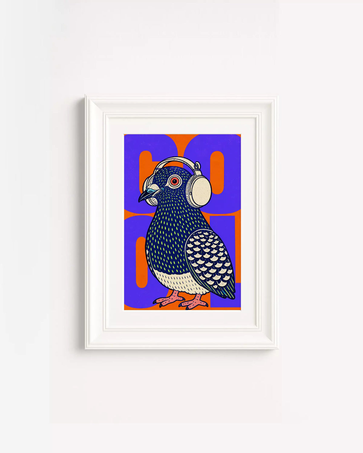 Poster Animali da Disco – Piccione in cornice bianca: un piccione con le cuffie su fondo viola e blu.