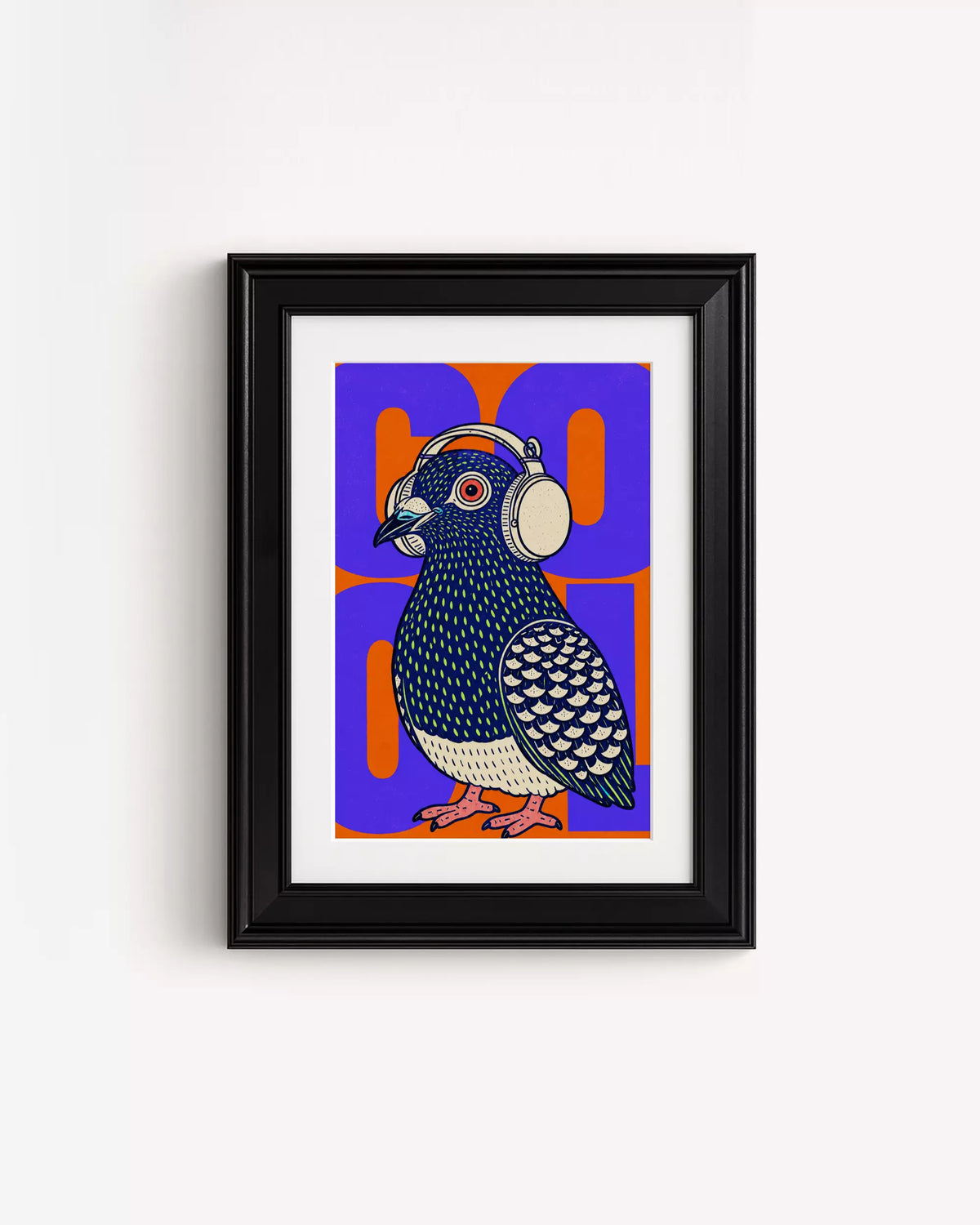 Poster Animali da Disco – Piccione in cornice nera: un piccione con le cuffie su fondo viola e blu.