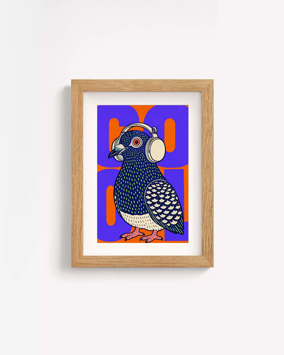 Poster Animali da Disco – Piccione in cornice rovere: un piccione con le cuffie su fondo viola e blu.