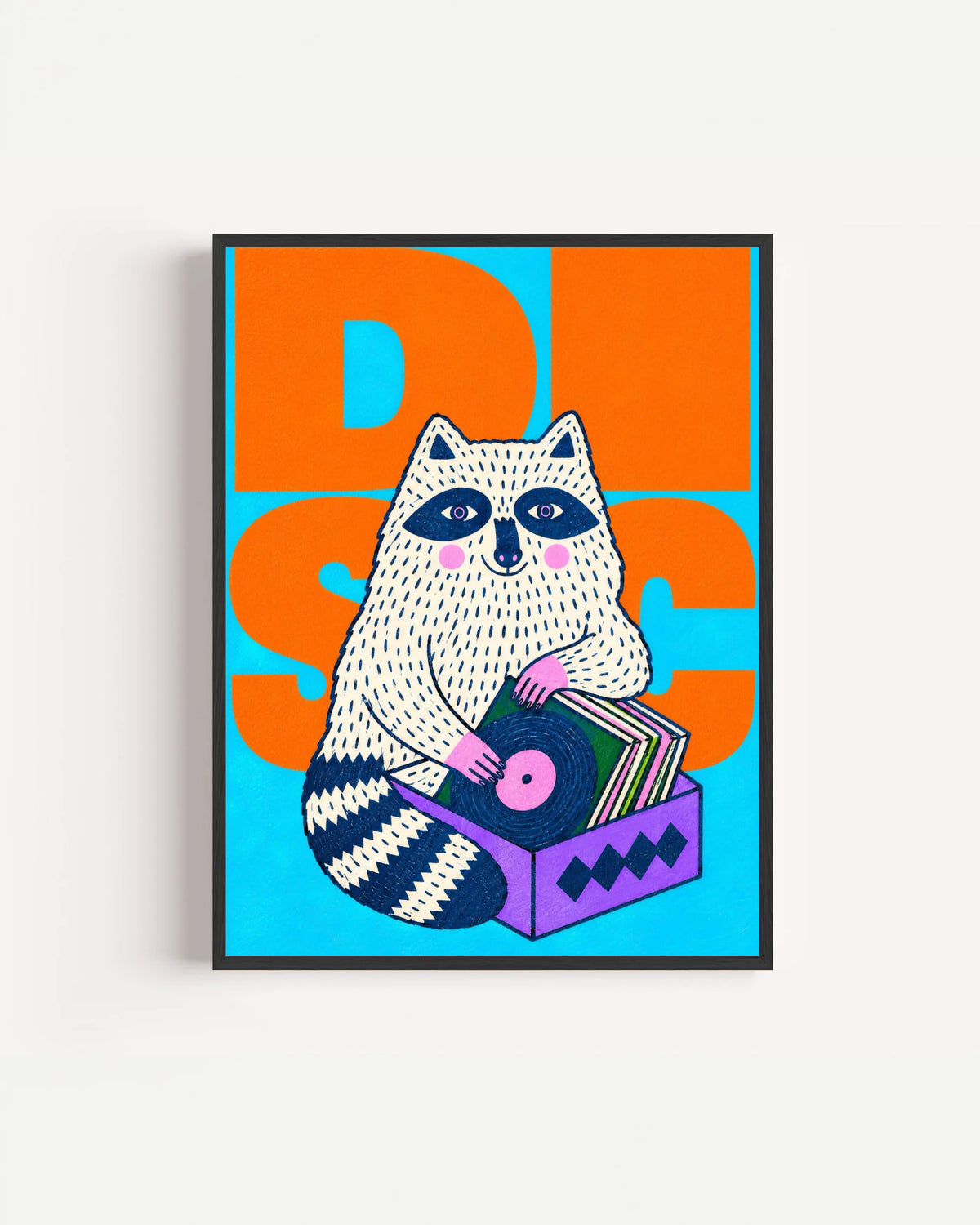 Poster Animali da Disco – Procione in cornice nera: un procione che sfoglia una cassa di dischi, su fondo arancione e ciano.