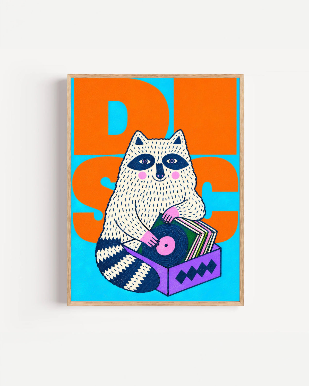 Poster Animali da Disco – Procione in cornice rovere: un procione che sfoglia una cassa di dischi, su fondo arancione e ciano.