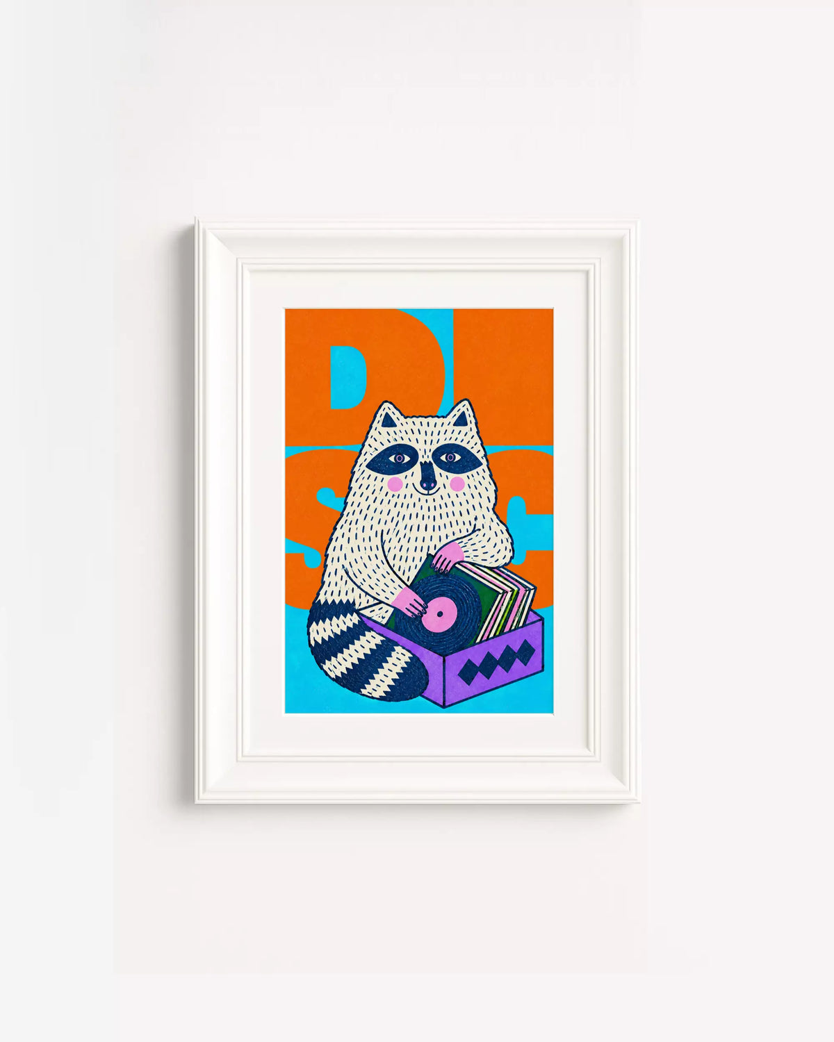 Poster Animali da Disco – Procione in cornice bianca: un procione che sfoglia una cassa di dischi, su fondo arancione e ciano.