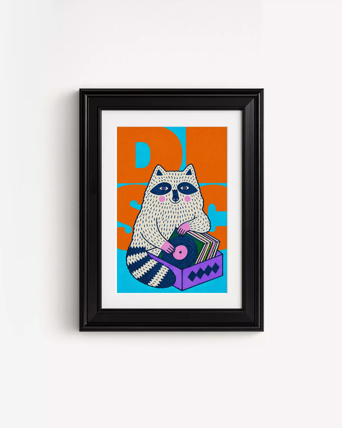 Poster Animali da Disco – Procione in cornice nera: un procione che sfoglia una cassa di dischi, su fondo arancione e ciano.