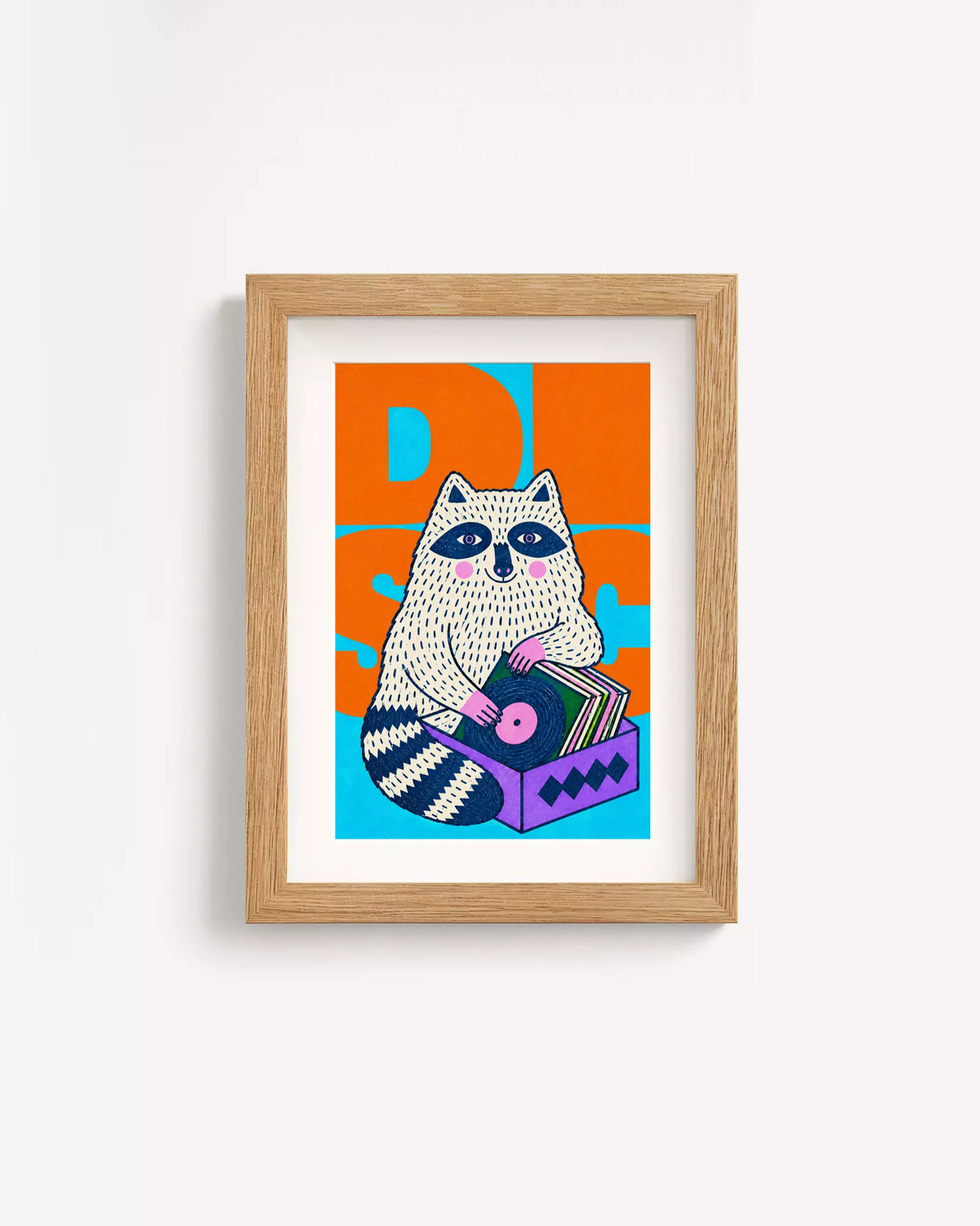 Poster Animali da Disco – Procione in cornice rovere: un procione che sfoglia una cassa di dischi, su fondo arancione e ciano.