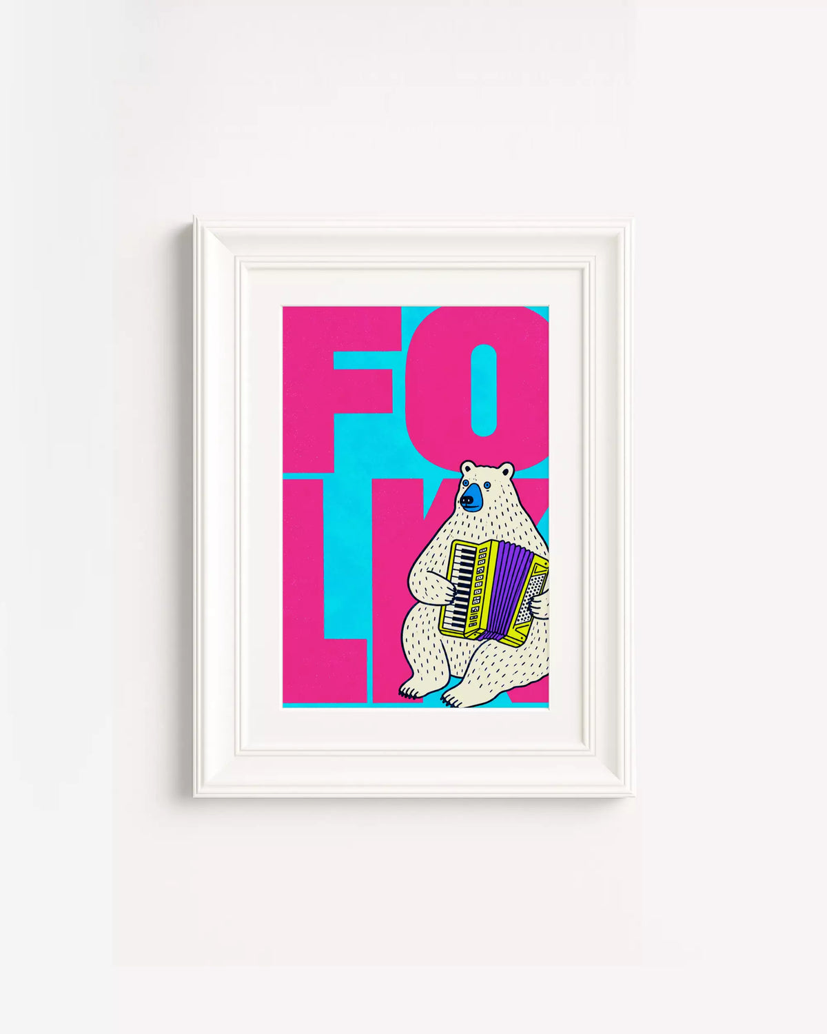 Poster Animali da Disco – Orso in cornice bianca: un orso polare che suona la fisarmonica, su fondo rosa e ciano.