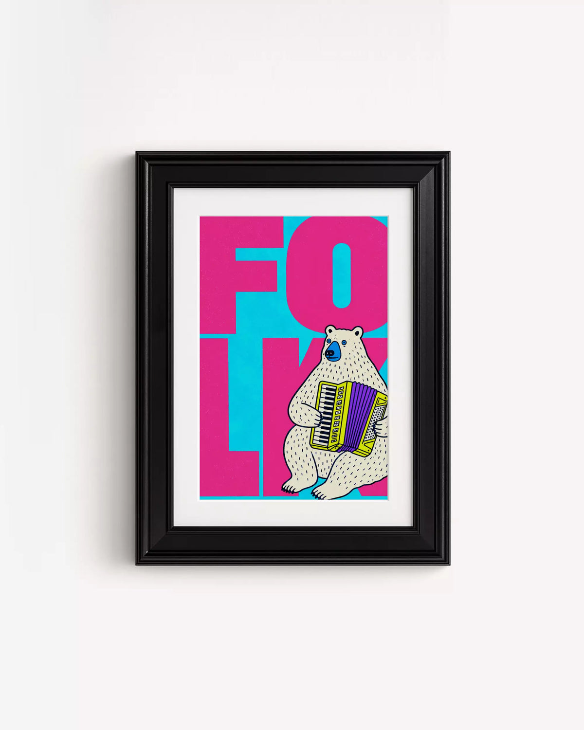 Poster Animali da Disco – Orso in cornice nera: un orso polare che suona la fisarmonica, su fondo rosa e ciano.