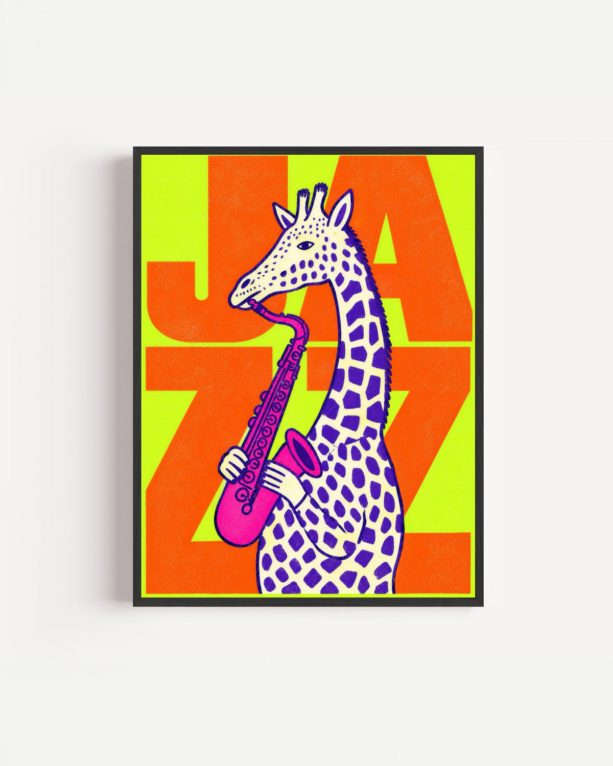 Poster Animali da Disco – Giraffa in cornice nera: una giraffa viola a pois che suona il sassofono, su fondo arancione e verde lime.