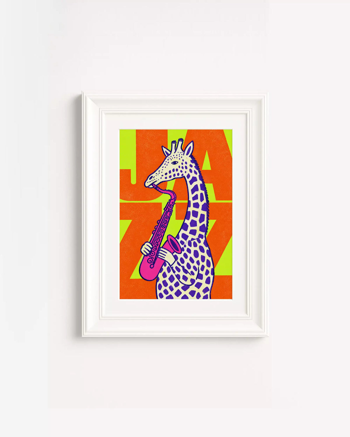 Poster Animali da Disco – Giraffa in cornice bianca: una giraffa viola a pois che suona il sassofono, su fondo arancione e verde lime.