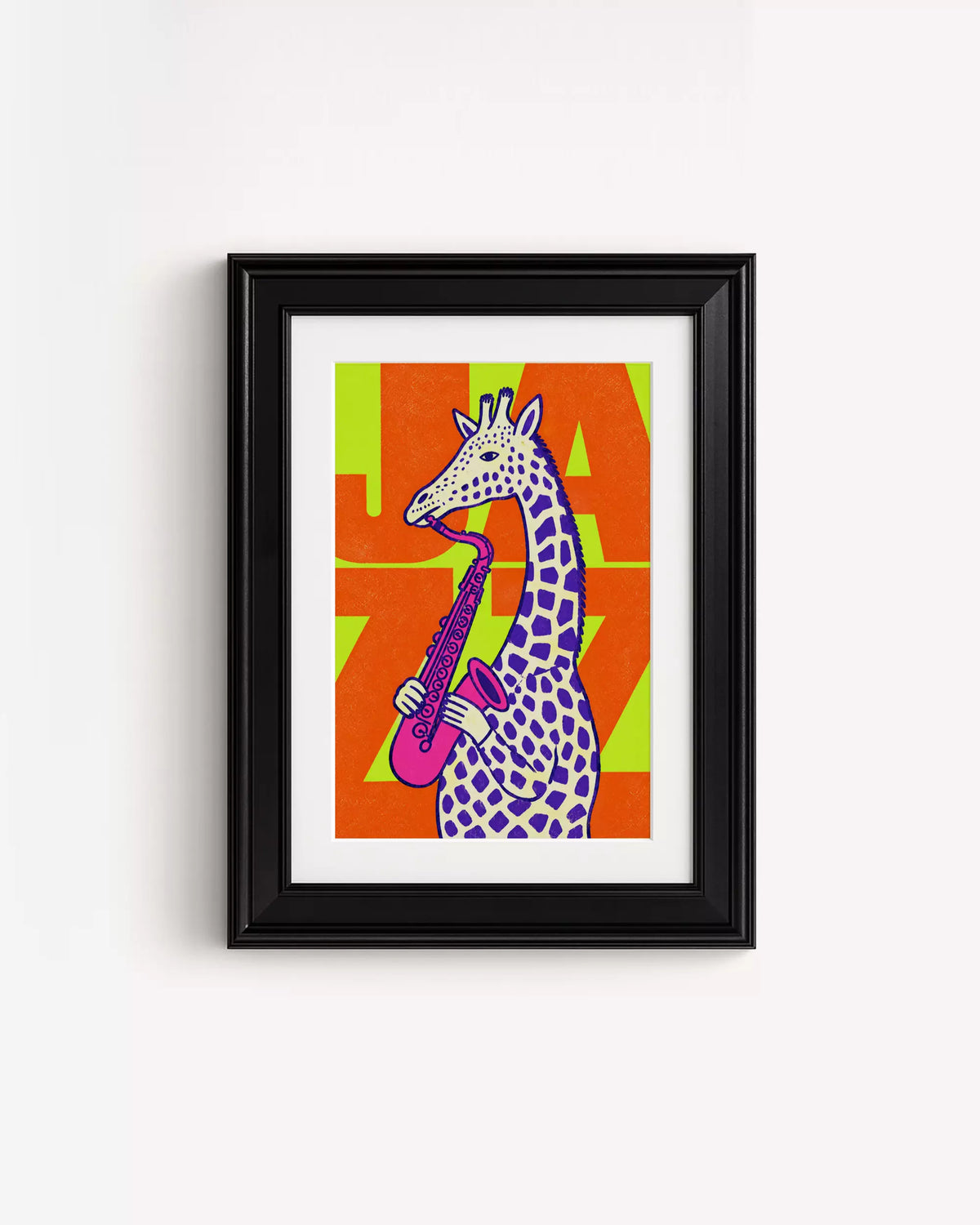 Poster Animali da Disco – Giraffa in cornice nera: una giraffa viola a pois che suona il sassofono, su fondo arancione e verde lime.