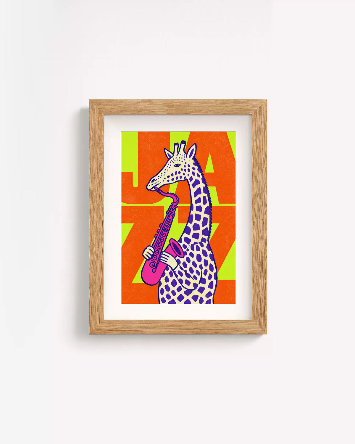 Poster Animali da Disco – Giraffa in cornice rovere: una giraffa viola a pois che suona il sassofono, su fondo arancione e verde lime.