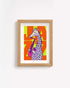 Poster Animali da Disco – Giraffa in cornice rovere: una giraffa viola a pois che suona il sassofono, su fondo arancione e verde lime.