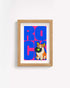 Poster Animali da Disco – Cane 1 in cornice rovere: un cane corgi con un disco, su fondo blu.