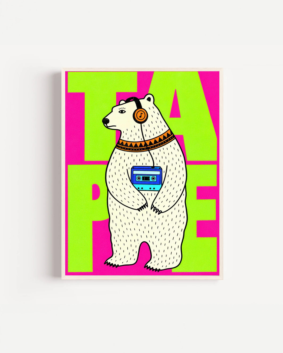 Poster Animali da Disco – Orso con cassetta in cornice bianca: un orso polare in piedi con le cuffie e una cassetta, su fondo verde lime e rosa.