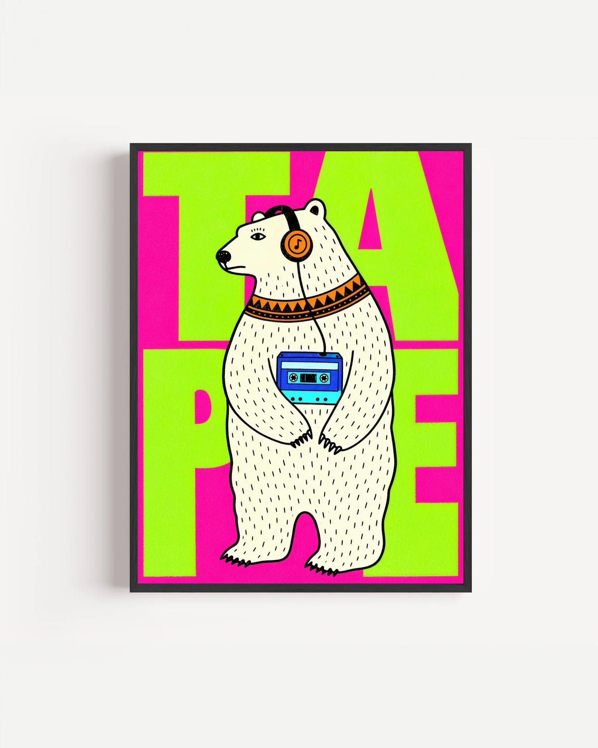 Poster Animali da Disco – Orso con cassetta in cornice nera: un orso polare in piedi con le cuffie e una cassetta, su fondo verde lime e rosa.