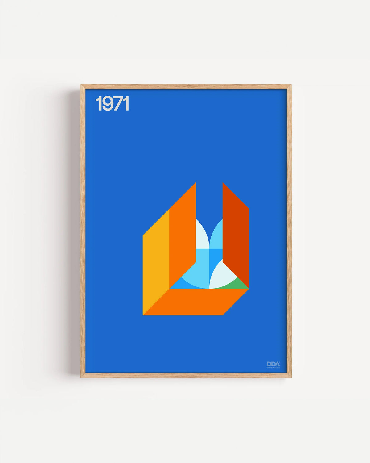 Poster 1971 di DDA in cornice rovere su parete bianca: un solido arancione e giallo con riflessi azzurri su un fondo blu pieno.