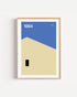 Poster 1984 di DDA in cornice rovere su parete bianca: un cielo blu, una parete color sabbia e una piccola porta nera.