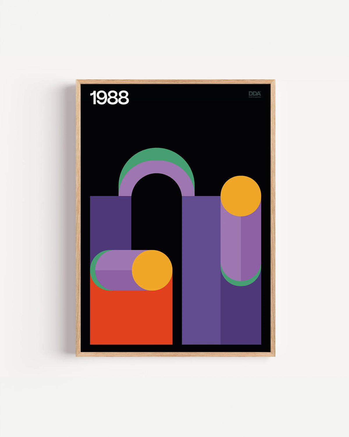 Poster 1988 di DDA in cornice rovere su parete bianca: archi, cilindri e blocchi viola, verdi, blu e arancio su fondo nero.