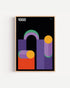 Poster 1988 di DDA in cornice rovere su parete bianca: archi, cilindri e blocchi viola, verdi, blu e arancio su fondo nero.