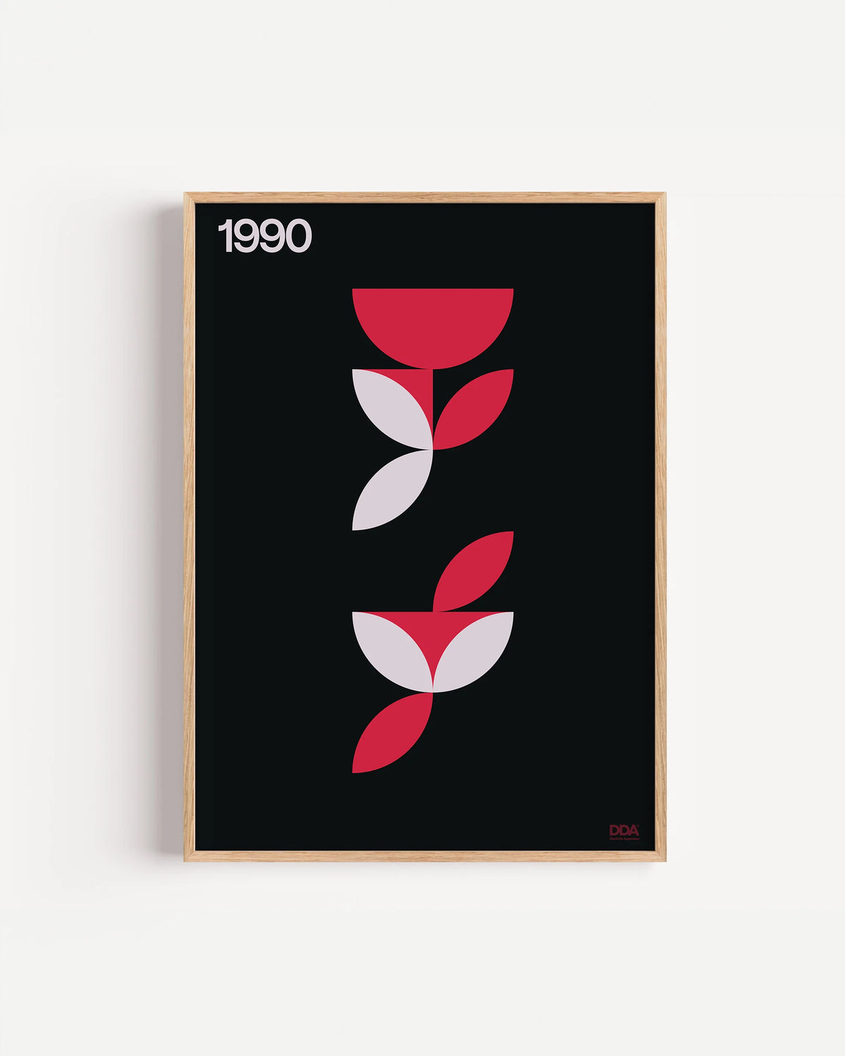 Poster 1990 di DDA in cornice rovere su parete bianca: due fiori stilizzati con petali rossi e bianchi su fondo nero.