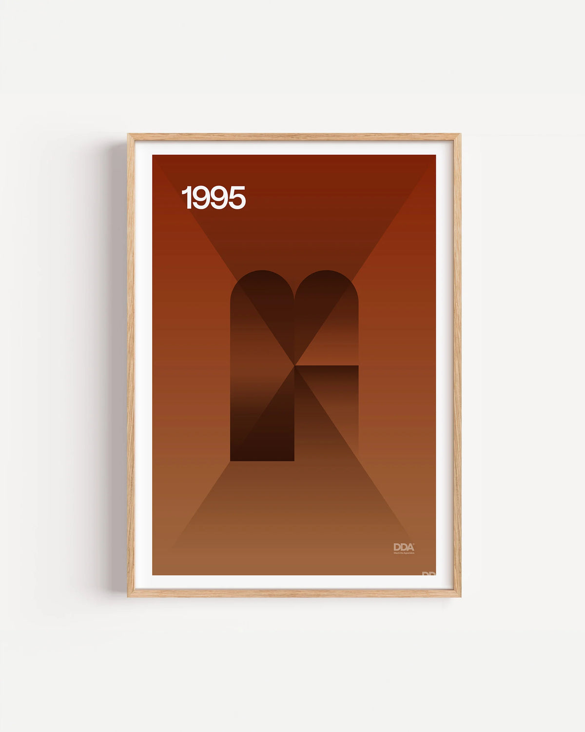 Poster 1995 di DDA in cornice rovere su parete bianca: un corridoio marrone che si stringe verso il centro, con una forma scura a cuore.