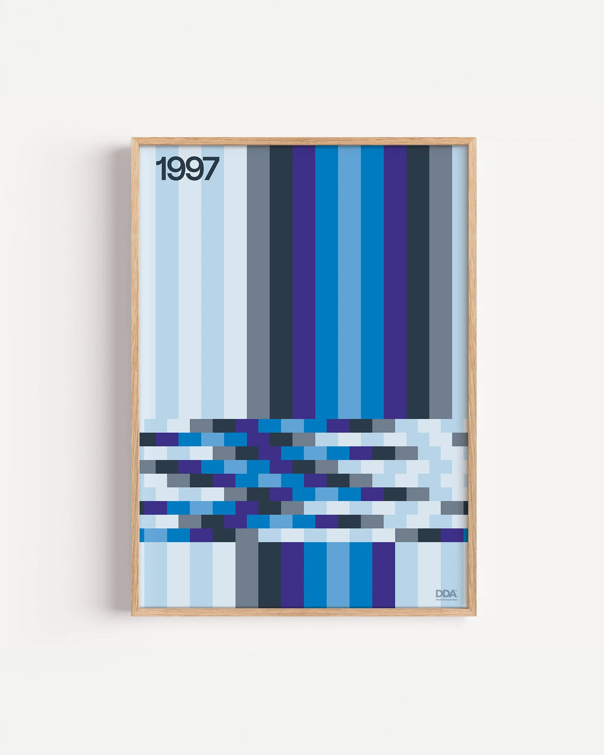 Poster 1997 di DDA in cornice rovere su parete bianca: righe verticali azzurre, blu e grigie che si sfaldano in pixel nella metà bassa.