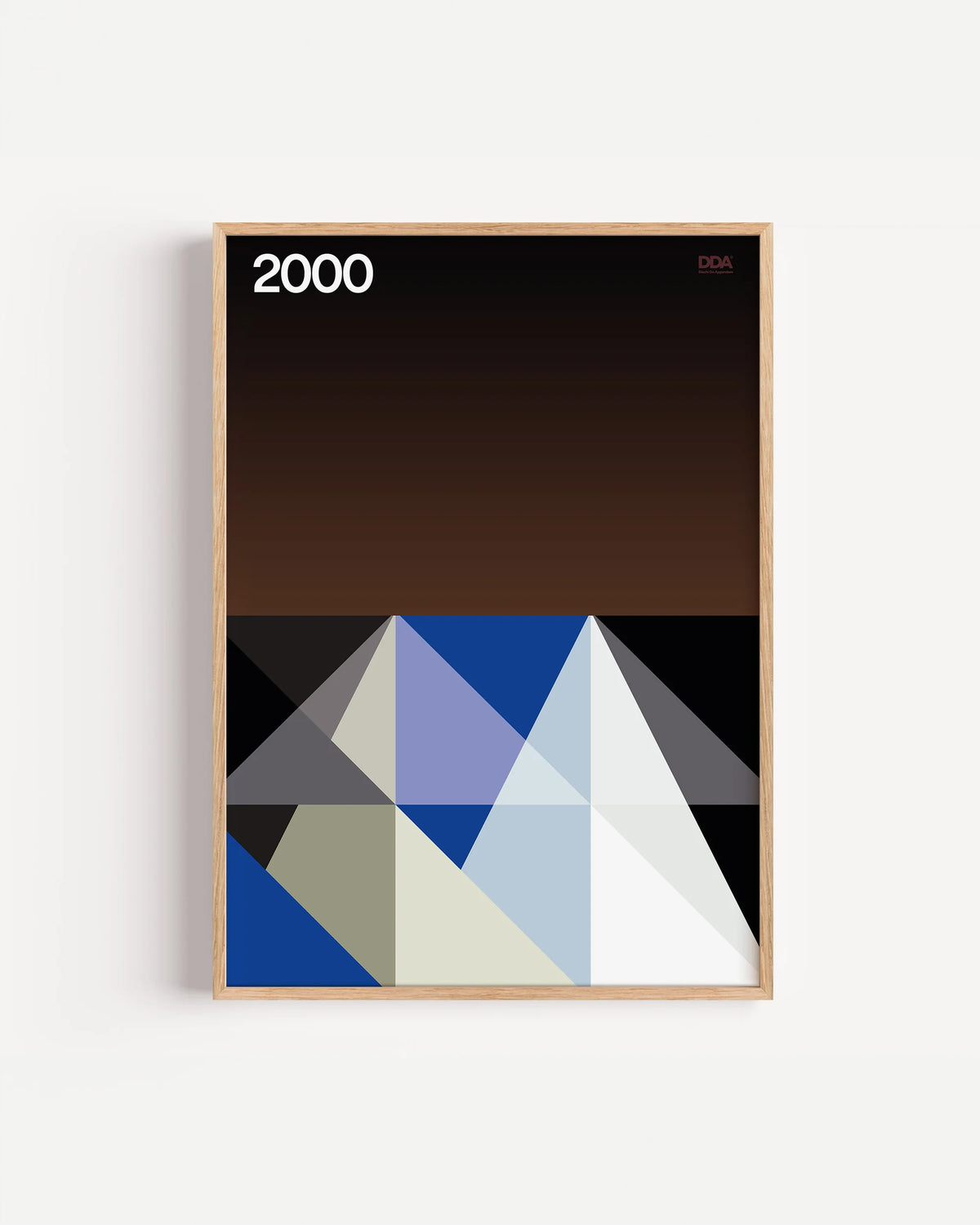 Poster 2000 di DDA in cornice rovere su parete bianca: un paesaggio di triangoli blu, bianchi e grigi su fondo nero e marrone.