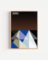 Poster 2000 di DDA in cornice rovere su parete bianca: un paesaggio di triangoli blu, bianchi e grigi su fondo nero e marrone.