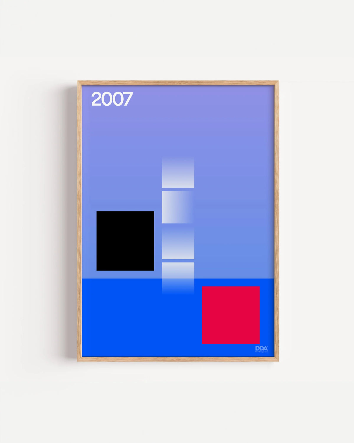 Poster 2007 di DDA in cornice rovere su parete bianca: un degradè viola e azzurro con un quadrato nero, un quadrato rosso e blocchi chiari che sfumano.