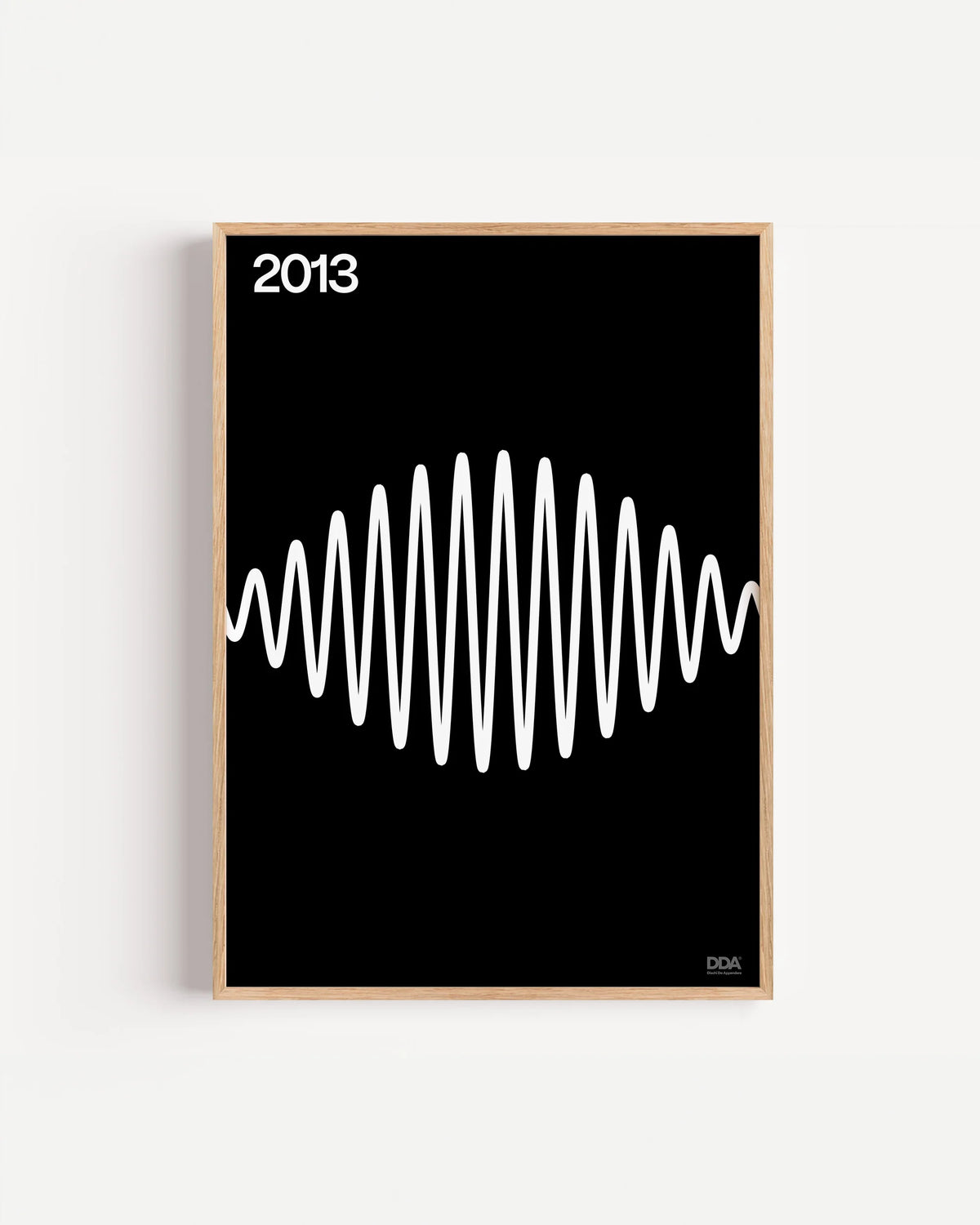 Poster 2013 di DDA in cornice rovere su parete bianca: un'onda sonora bianca su fondo nero.
