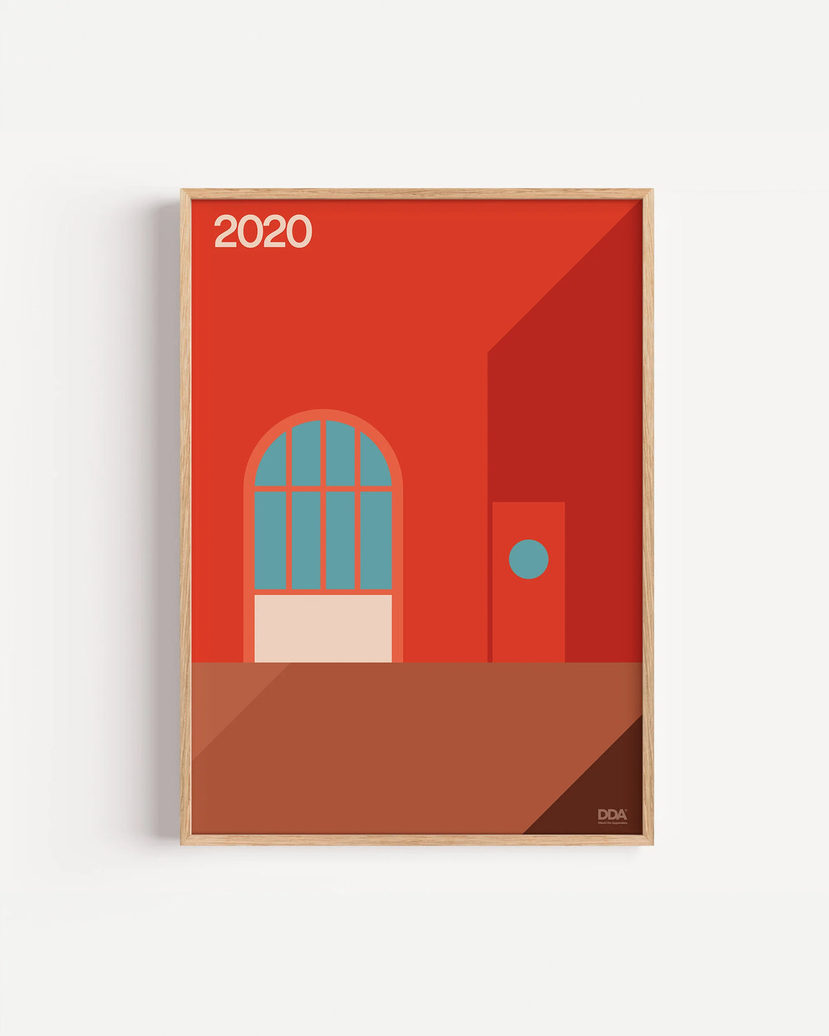 Poster 2020 di DDA in cornice rovere su parete bianca: un arco azzurro, una porta e un edificio rosso in una scena di rossi e arancio.